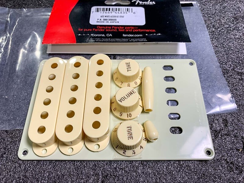 Набор аксессуаров Fender Stratocaster Aged White P.N. 0991368000 099-2049 American Vintage Series Stratocaster 6-Saddle Bridge Tremolo Assembly
Набор аксессуаров Fender Stratocaster Aged White P.N. 0991368000 099-2049 American Vintage Series Stratocaster 6-Saddle Bridge Tremolo Assembly