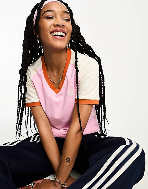 Розовая футболка с v-образным вырезом в стиле 70-х adidas Originals Adicolor, Розовый
Розовая футболка с v-образным вырезом в стиле 70-х adidas Originals Adicolor, Розовый