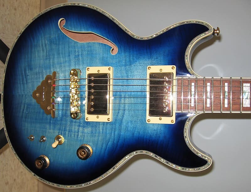 Электрогитара с полым корпусом Ibanez AR520HFM-LBB Artist Series 2022 - Light Blue Burst
Электрогитара с полым корпусом Ibanez AR520HFM-LBB Artist Series 2022 - Light Blue Burst
