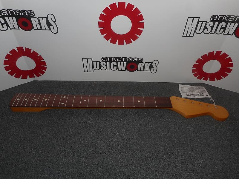 Allparts Лицензированный кленовый гриф Fender Strat, 21 лад, тонкий, полуглянцевый - #SRTF-C
Allparts Лицензированный кленовый гриф Fender Strat, 21 лад, тонкий, полуглянцевый - #SRTF-C