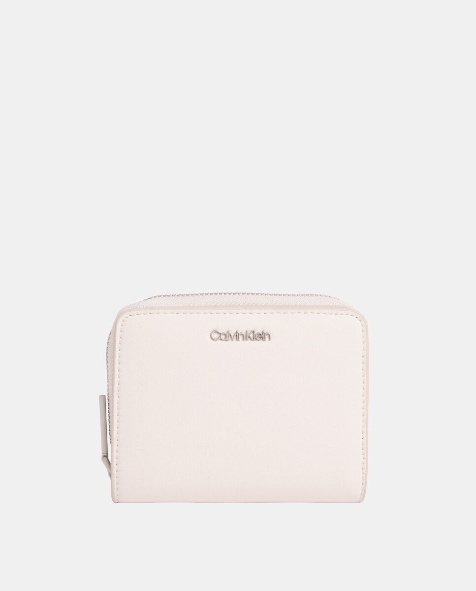 Маленький бумажник из переработанного материала бежевого цвета с клапаном Calvin Klein, бежевый
Маленький бумажник из переработанного материала бежевого цвета с клапаном Calvin Klein, бежевый