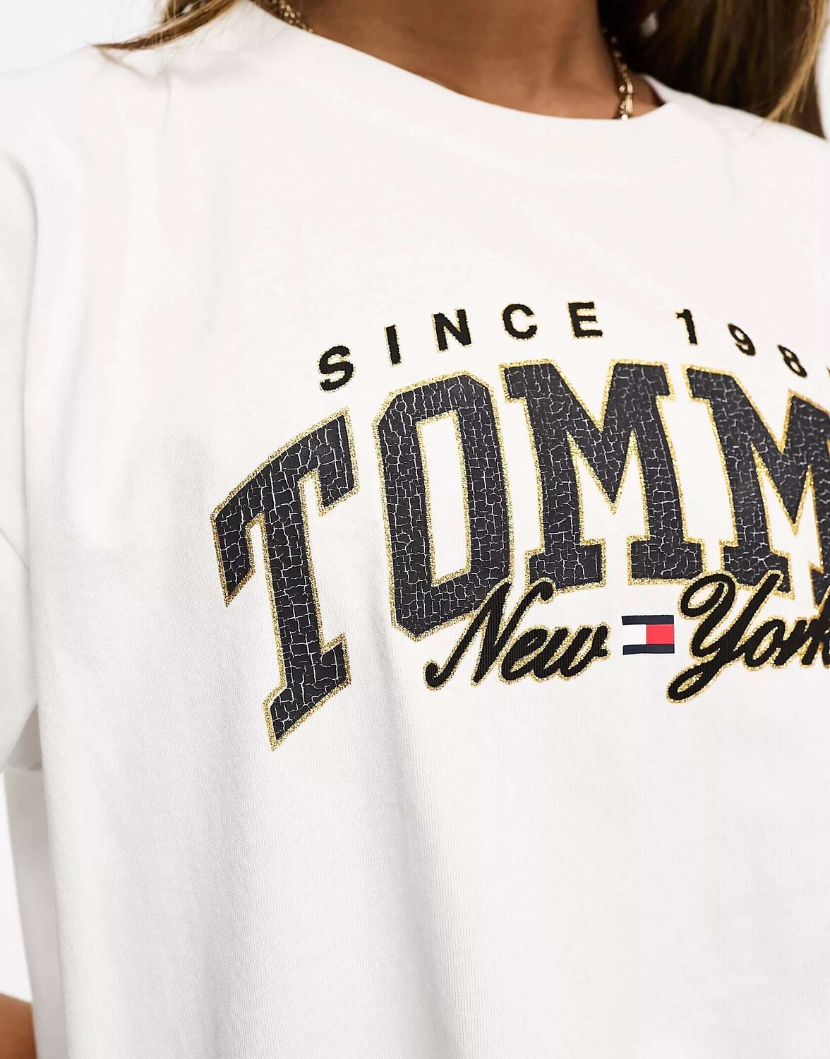 Белая объемная футболка с короткими рукавами и логотипом университета Tommy Jeans, Белый
Белая объемная футболка с короткими рукавами и логотипом университета Tommy Jeans, Белый