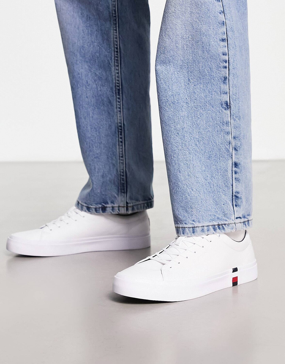 Белые кожаные кроссовки Tommy Hilfiger modern из велка с принтом в виде флага, Белый
Белые кожаные кроссовки Tommy Hilfiger modern из велка с принтом в виде флага, Белый