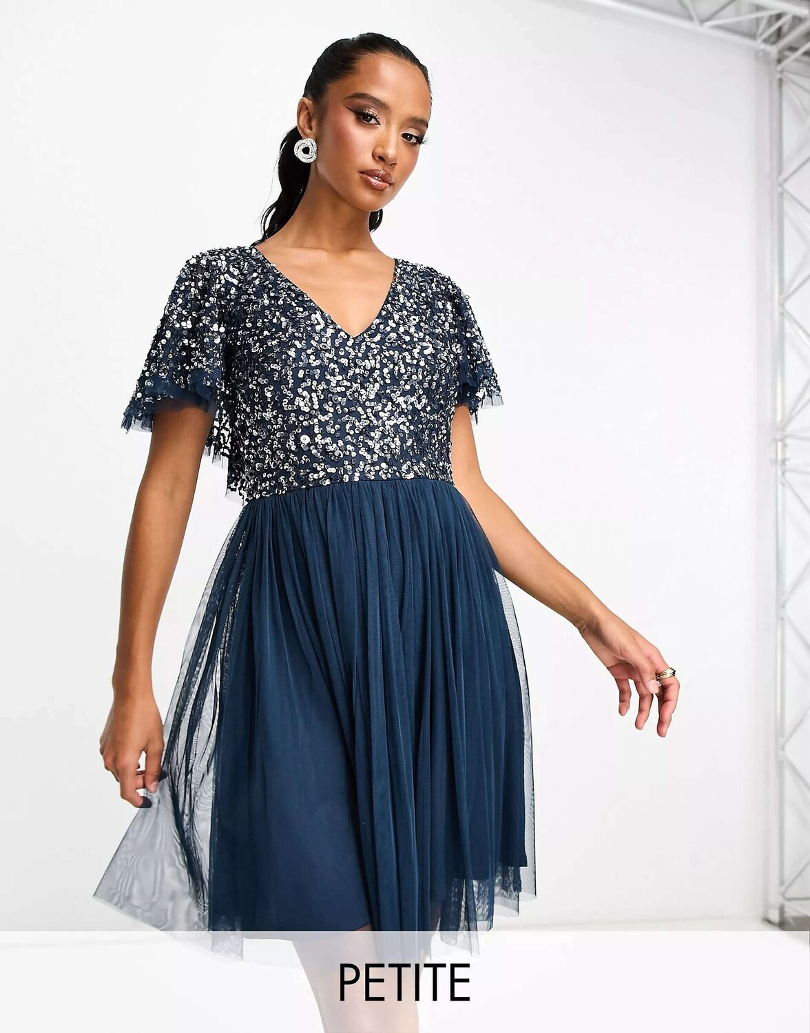 Beauut Petite Bridesmaid темно-синее декорированное мини-платье с развевающимися деталями, Синий
Beauut Petite Bridesmaid темно-синее декорированное мини-платье с развевающимися деталями, Синий