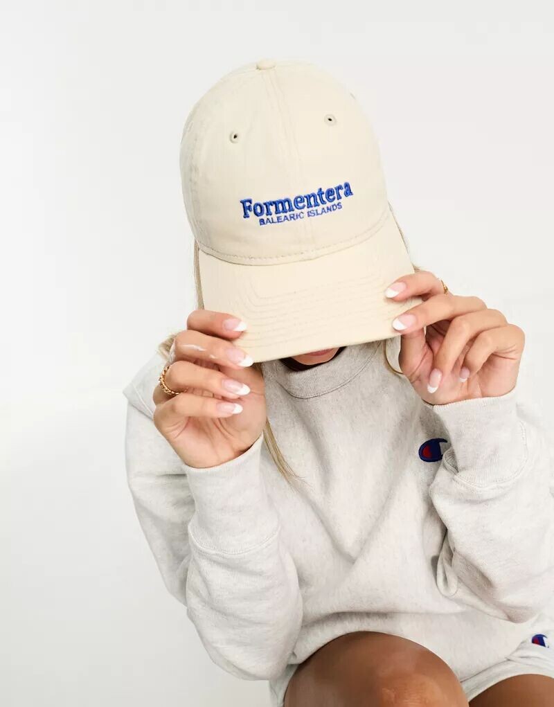 Бежевая кепка New Era 9twenty с логотипом Formentera, эксклюзивно для ASOS
Бежевая кепка New Era 9twenty с логотипом Formentera, эксклюзивно для ASOS