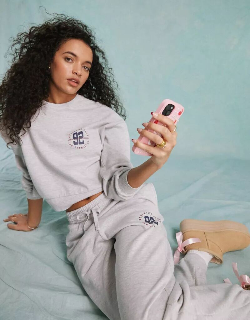 Укороченное худи серого меланжа с графическим принтом Miss Selfridge, однотонное, Серый
Укороченное худи серого меланжа с графическим принтом Miss Selfridge, однотонное, Серый