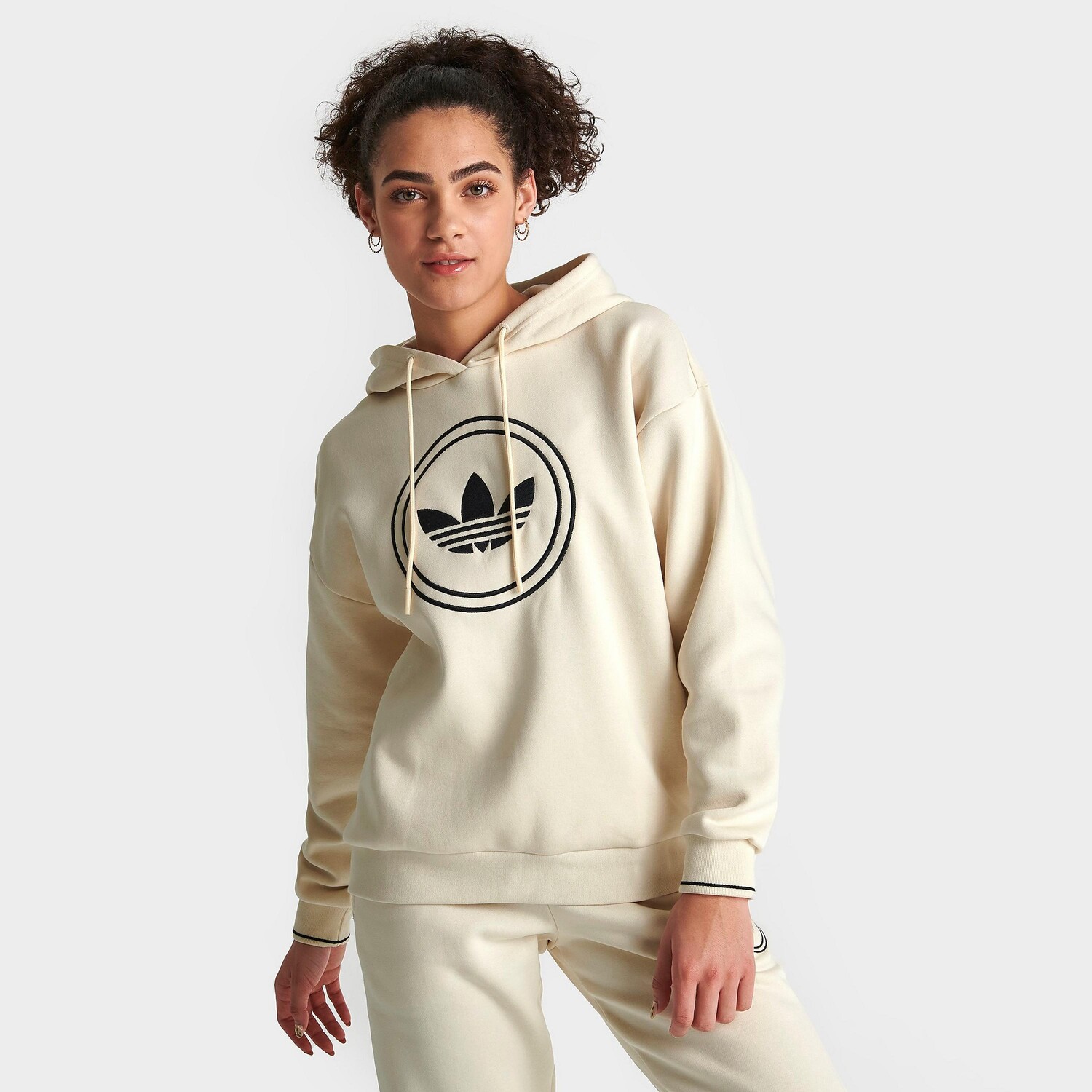 Женская худи бойфренда adidas Originals с круглым вырезом через голову и логотипом, кремовый
Женская худи бойфренда adidas Originals с круглым вырезом через голову и логотипом, кремовый