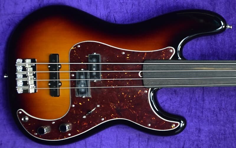 Fender Tony Franklin (Fretless) P/J, 3-Tone Sunburst Fender Tony (Fretless) P/J,
Fender Tony Franklin (Fretless) P/J, 3-Tone Sunburst Fender Tony (Fretless) P/J,