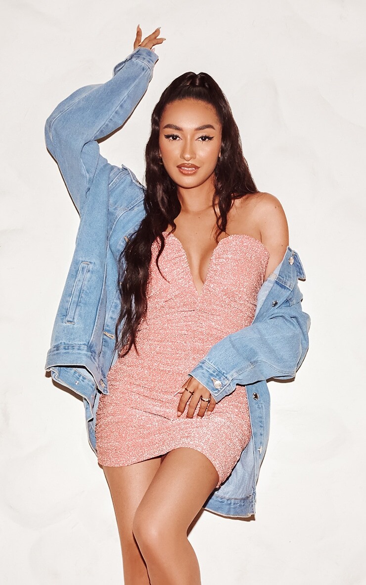PrettyLittleThing Розовое облегающее платье-бандо с V-образными полосками и рюшами и блестками
PrettyLittleThing Розовое облегающее платье-бандо с V-образными полосками и рюшами и блестками