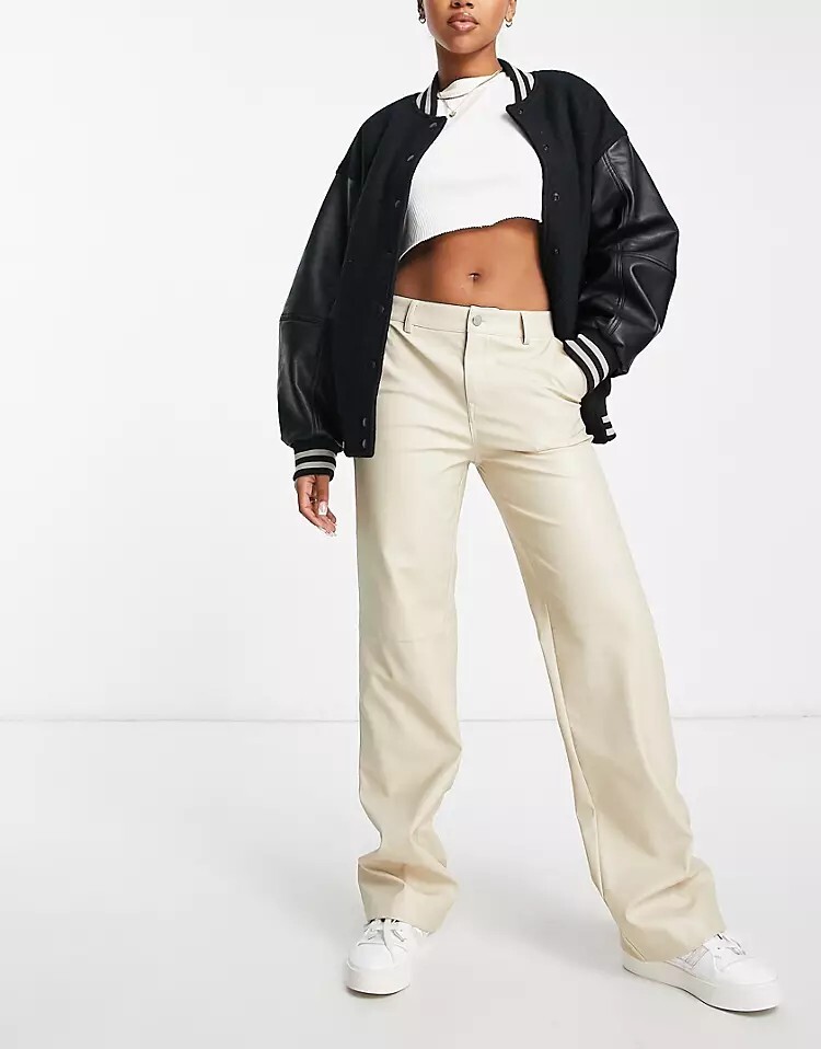 Брюки цвета экрю прямого кроя из искусственной кожи со швами Pull&Bear, экрю, Серый
Брюки цвета экрю прямого кроя из искусственной кожи со швами Pull&Bear, экрю, Серый