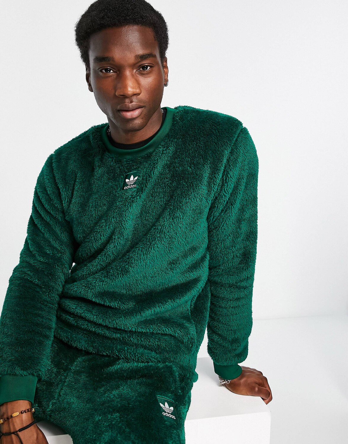 Темно-зеленый пушистый джемпер с круглым вырезом из полиэстера adidas originals Essentials+ - DGREEN
Темно-зеленый пушистый джемпер с круглым вырезом из полиэстера adidas originals Essentials+ - DGREEN
