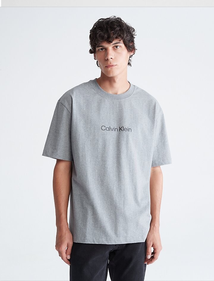 Стандартная футболка свободного кроя с круглым вырезом и логотипом Calvin Klein, серый
Стандартная футболка свободного кроя с круглым вырезом и логотипом Calvin Klein, серый