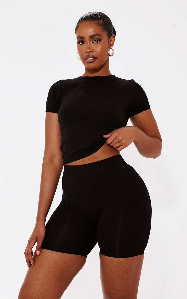 PrettyLittleThing Черный приталенный удлиненный бесшовный топ с короткими рукавами
PrettyLittleThing Черный приталенный удлиненный бесшовный топ с короткими рукавами