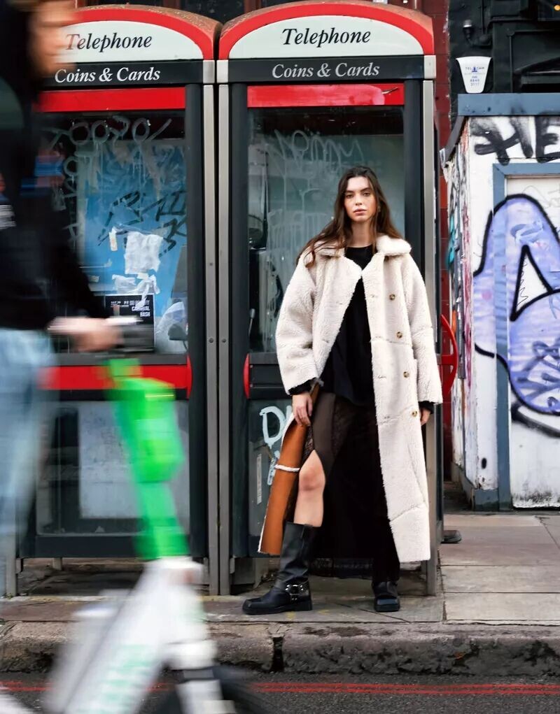 Двусторонняя удлиненная куртка Topshop светло-коричневого цвета в стиле пэчворк и имитации кожи ягненка
Двусторонняя удлиненная куртка Topshop светло-коричневого цвета в стиле пэчворк и имитации кожи ягненка