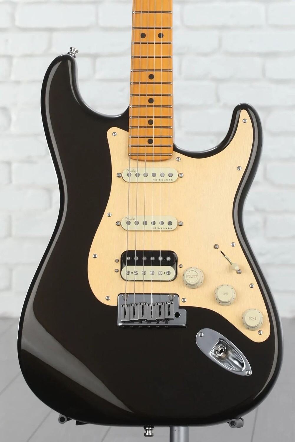 Fender American Ultra Stratocaster HSS — техасский чай с кленовой накладкой грифа
Fender American Ultra Stratocaster HSS — техасский чай с кленовой накладкой грифа
