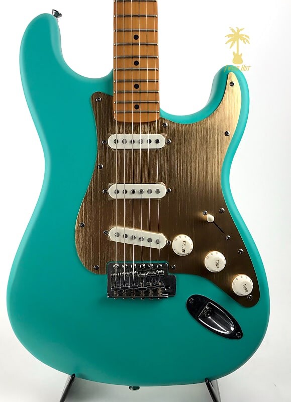 Squier 40th Anniversary Stratocaster, Vintage Edition, кленовый гриф, золотая анодированная накладка, Satin S 40th Anniversary Stratocaster, Vintage Edition, Maple Fingerboard, Gold Anodized Pickguard, Satin S
Squier 40th Anniversary Stratocaster, Vintage Edition, кленовый гриф, золотая анодированная накладка, Satin S 40th Anniversary Stratocaster, Vintage Edition, Maple Fingerboard, Gold Anodized Pickguard, Satin S
