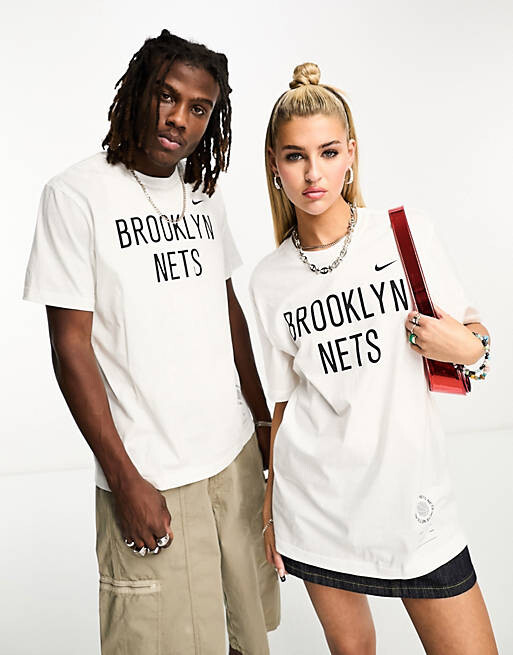 Белая футболка унисекс с графическим принтом на спине Nike Basketball NBA Brooklyn Nets, Белый
Белая футболка унисекс с графическим принтом на спине Nike Basketball NBA Brooklyn Nets, Белый