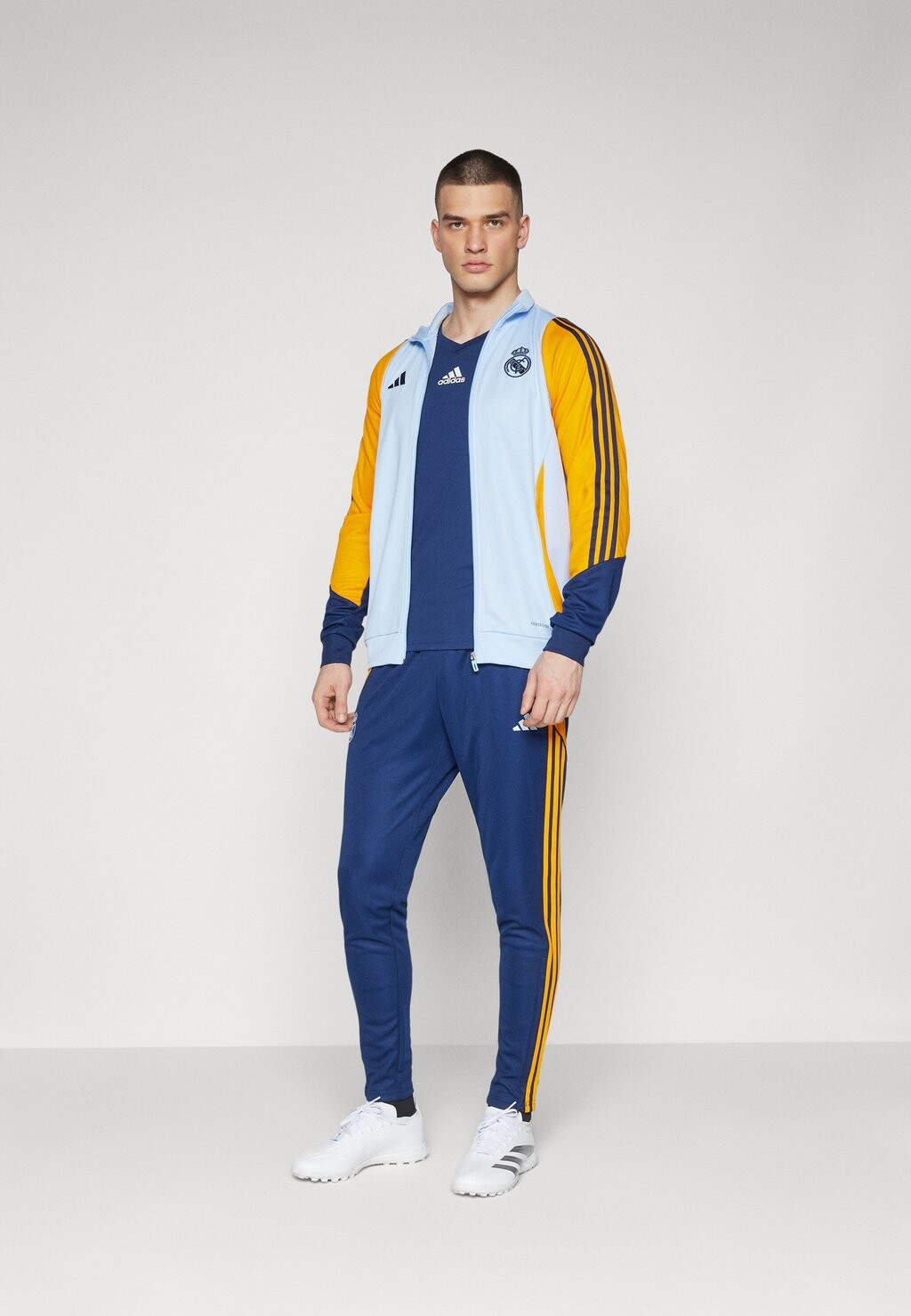 Команда adidas Performance, светится синим/оранжевым/оранжевым/темно-синим Real Madrid Track Suit
Команда adidas Performance, светится синим/оранжевым/оранжевым/темно-синим Real Madrid Track Suit