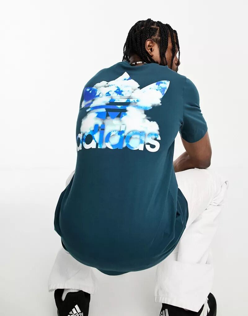Темно-синяя футболка adidas Originals с графическим принтом в виде трилистника и облачным дизайном
Темно-синяя футболка adidas Originals с графическим принтом в виде трилистника и облачным дизайном