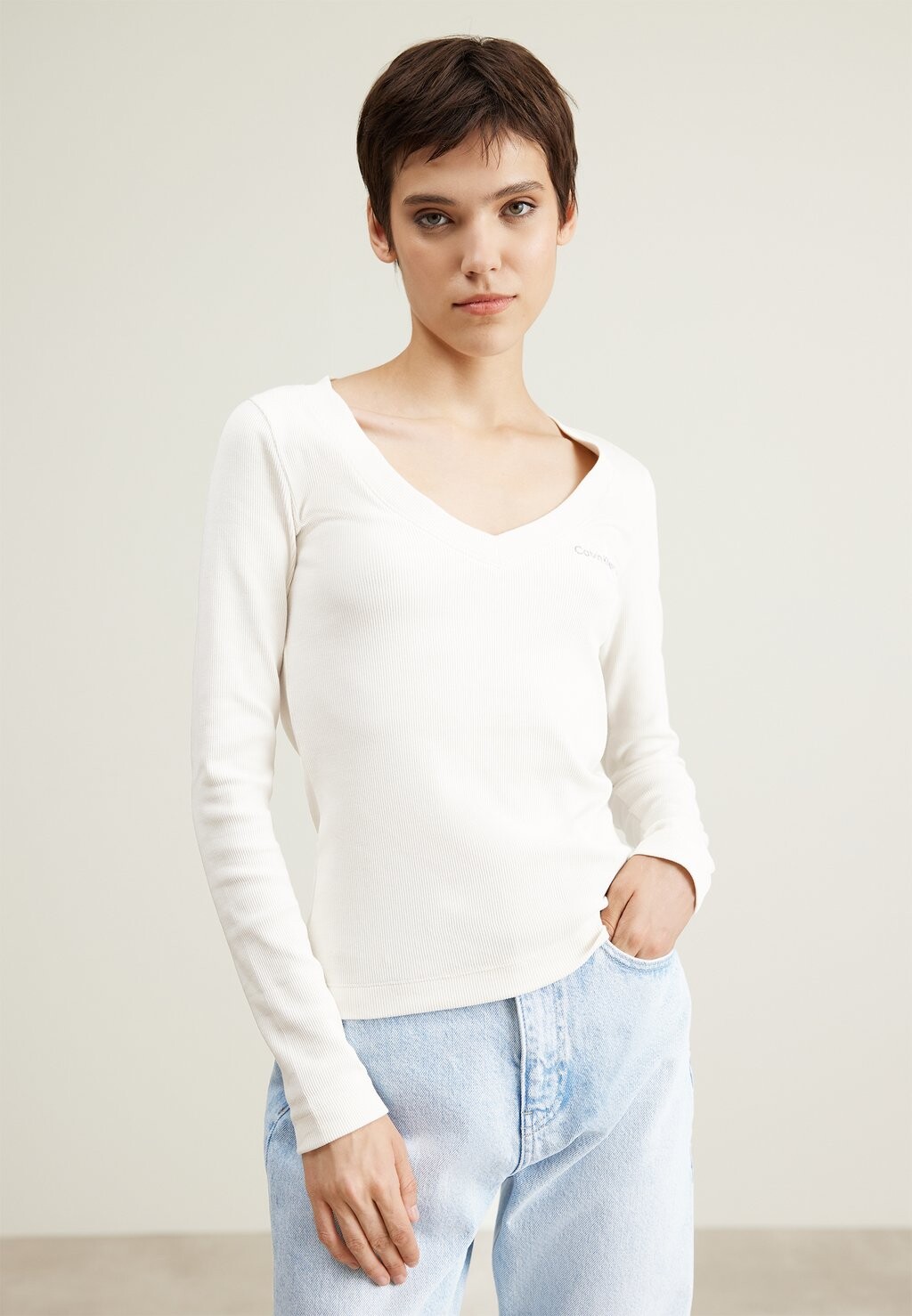 Футболка с длинными рукавами V-NECK MONOLOGUE LONG SLEEVE Calvin Klein Jeans, слоновая кость
Футболка с длинными рукавами V-NECK MONOLOGUE LONG SLEEVE Calvin Klein Jeans, слоновая кость