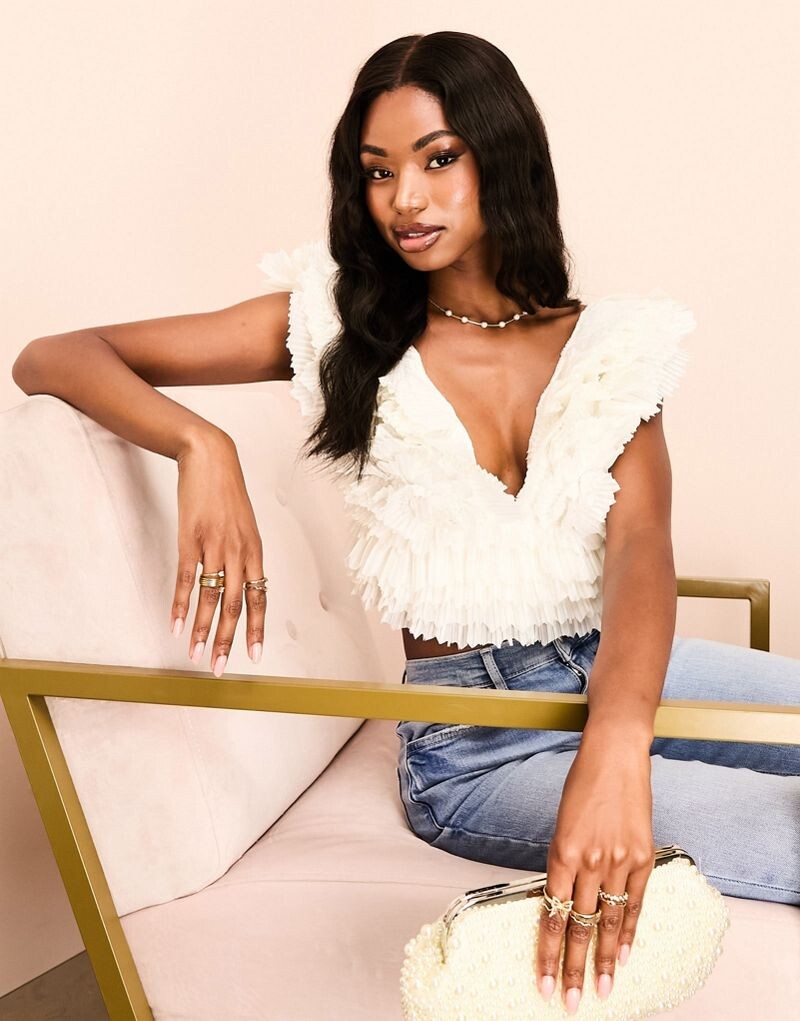 Белый топ с глубоким вырезом и рюшами ASOS LUXE Premium из многослойного плиссированного атласа
Белый топ с глубоким вырезом и рюшами ASOS LUXE Premium из многослойного плиссированного атласа
