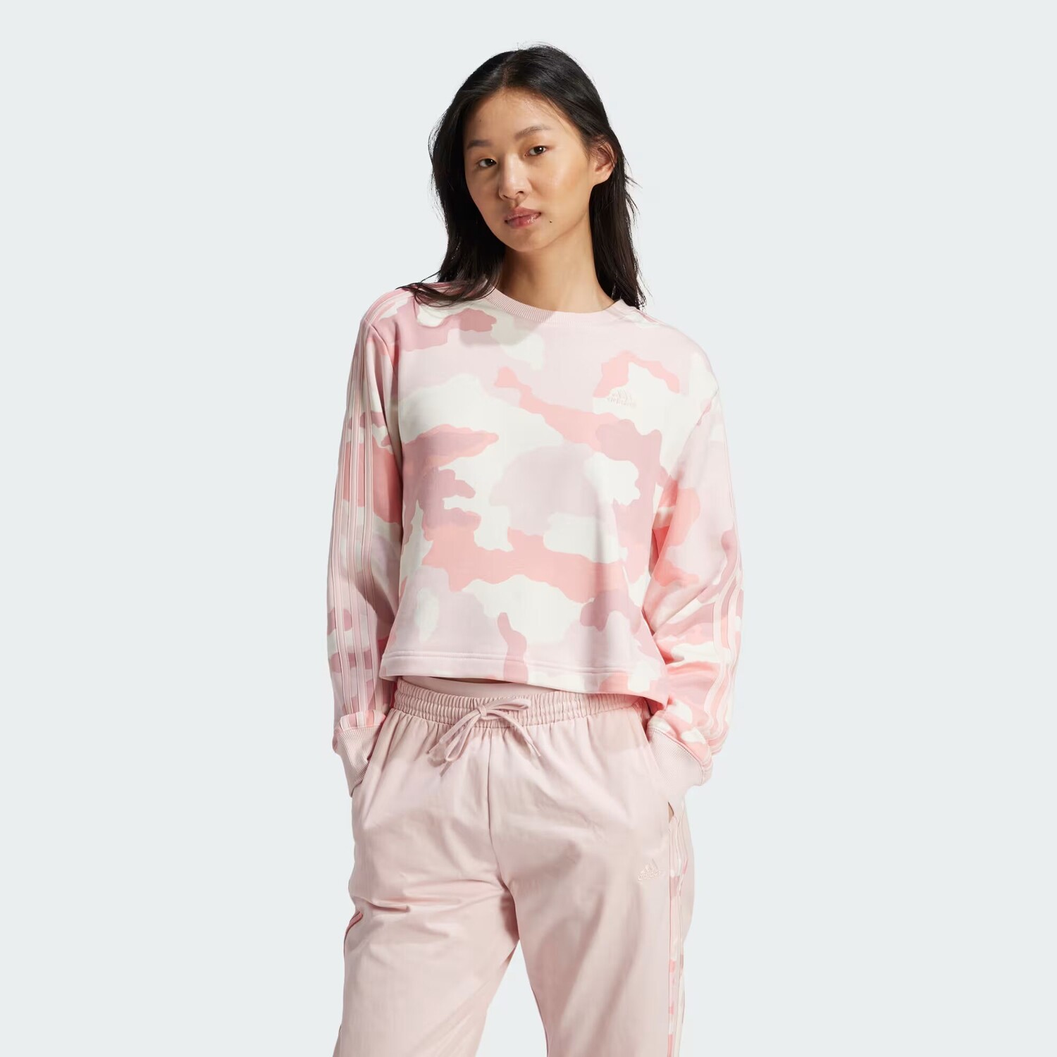 Укороченный свитшот с 3 полосками Essentials и камуфляжным принтом Adidas, цвет Sandy Pink
Укороченный свитшот с 3 полосками Essentials и камуфляжным принтом Adidas, цвет Sandy Pink