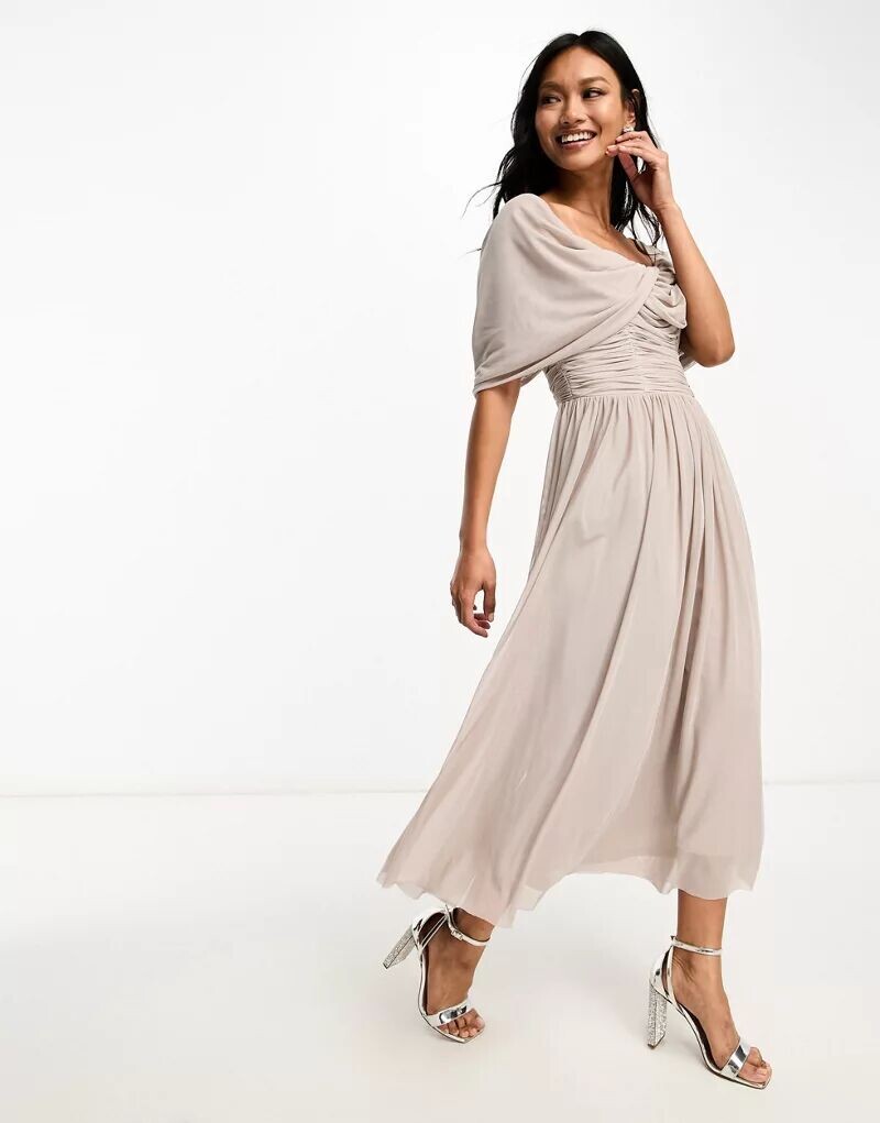 Платье миди Little Mistress Bridesmaids из норковой сетки со сборками и вырезом кармен
Платье миди Little Mistress Bridesmaids из норковой сетки со сборками и вырезом кармен
