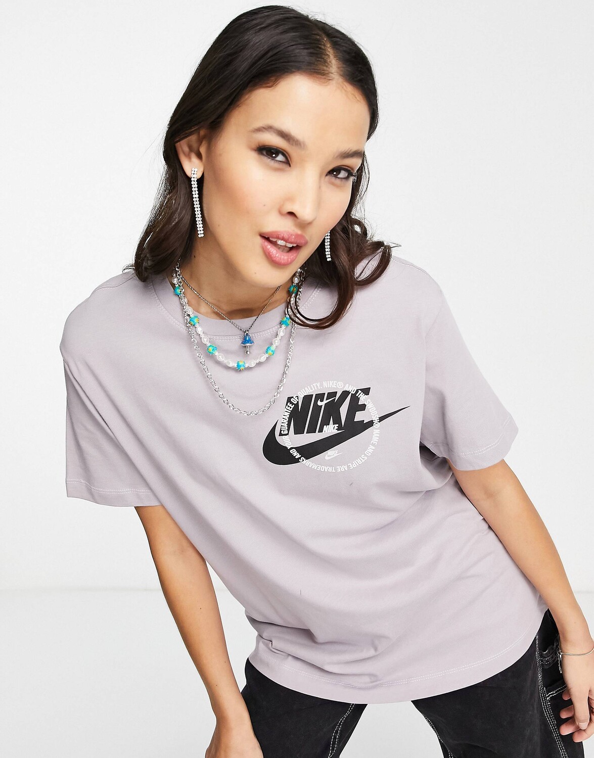 Аметистово-сиреневая футболка бойфренда Nike Utility с графическим логотипом
Аметистово-сиреневая футболка бойфренда Nike Utility с графическим логотипом