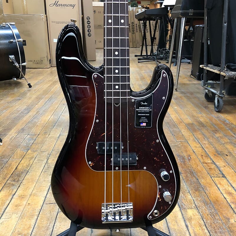 Fender American Professional II Precision Bass 3-Color Sunburst с палисандровой накладкой, жесткий футляр
Fender American Professional II Precision Bass 3-Color Sunburst с палисандровой накладкой, жесткий футляр
