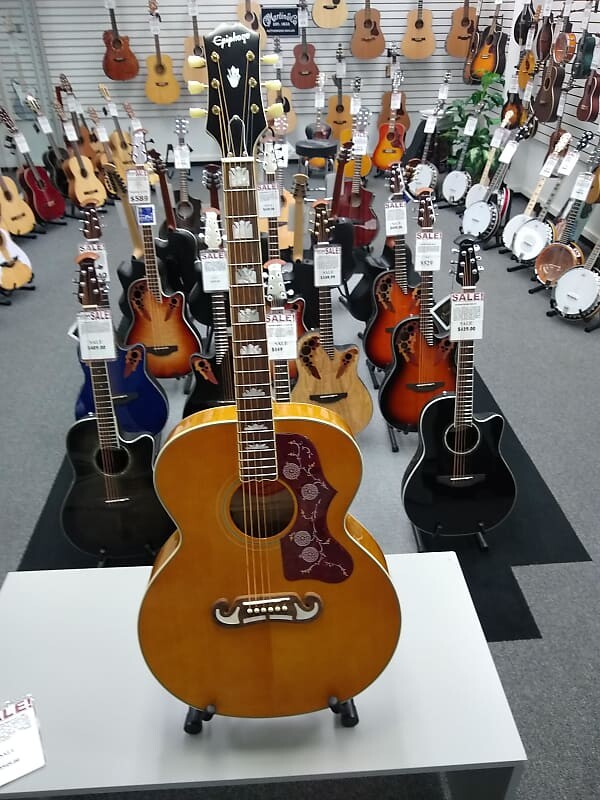 Epiphone вдохновлен Gibson J200 King of Flat-Tops Aged Antique Natural Gloss Inspired By Gibson J200 King of Flat-Tops Aged
Epiphone вдохновлен Gibson J200 King of Flat-Tops Aged Antique Natural Gloss Inspired By Gibson J200 King of Flat-Tops Aged