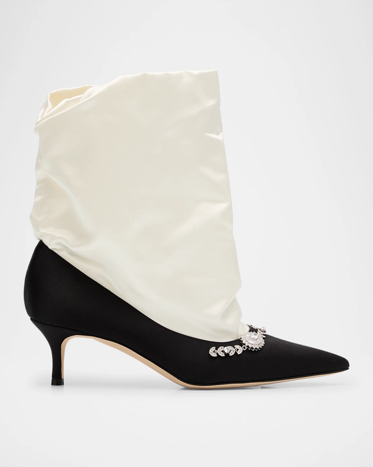 Двухцветные атласные туфли-лодочки с кристаллами Manolo Blahnik, черный/кремовый
Двухцветные атласные туфли-лодочки с кристаллами Manolo Blahnik, черный/кремовый