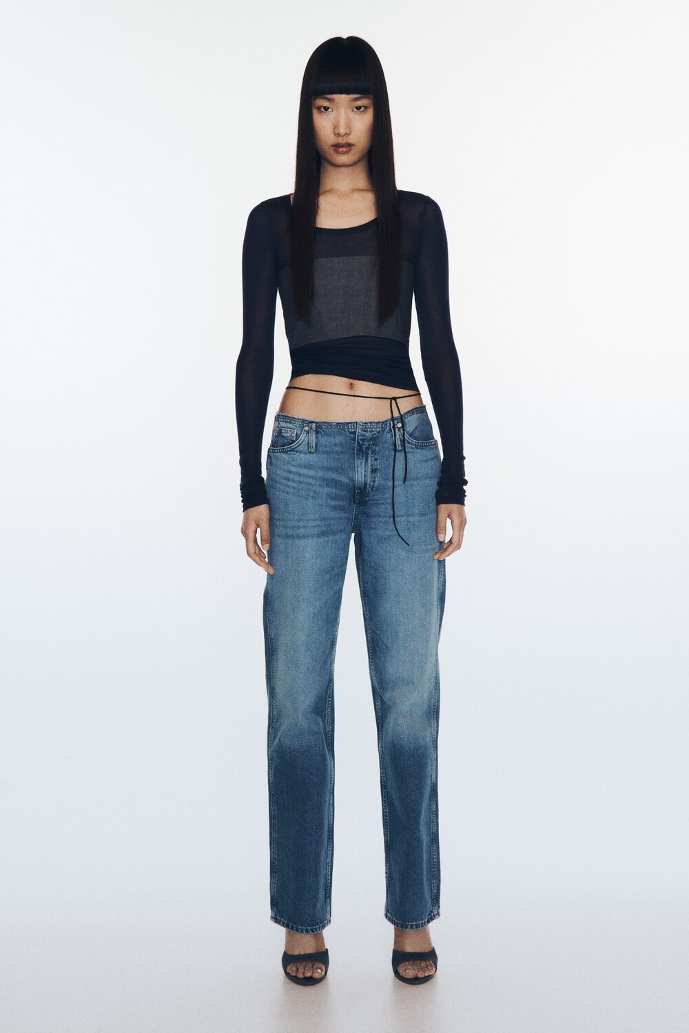 Джинсы z1975 длинной длины, жареные прямые ноги и высокая талия Zara, средне-синий
Джинсы z1975 длинной длины, жареные прямые ноги и высокая талия Zara, средне-синий