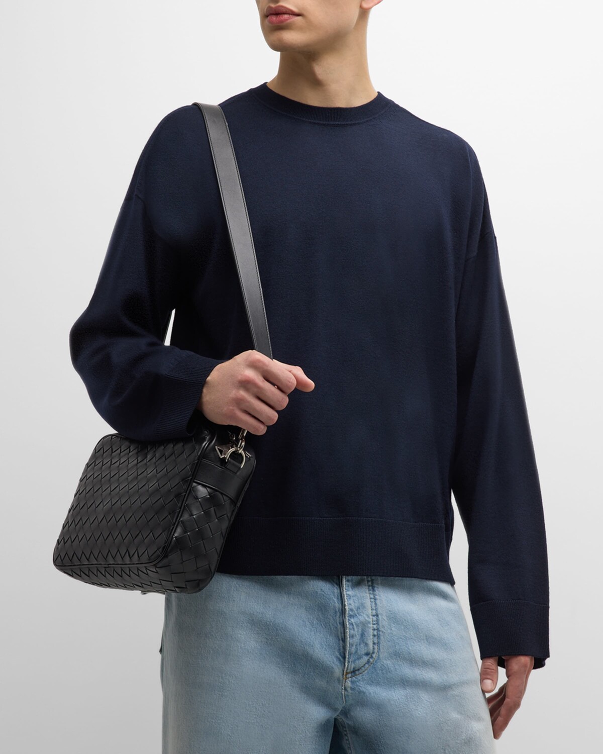 Мужской свитер из эластичной шерсти с круглым вырезом Bottega Veneta, цвет Blue
Мужской свитер из эластичной шерсти с круглым вырезом Bottega Veneta, цвет Blue