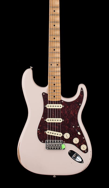 Stratocaster 60-х Fender Limited Edition Road Worn Stratocaster — Shell Pink #73460 Limited Edition Road Worn '60s Stratocaster
Stratocaster 60-х Fender Limited Edition Road Worn Stratocaster — Shell Pink #73460 Limited Edition Road Worn '60s Stratocaster