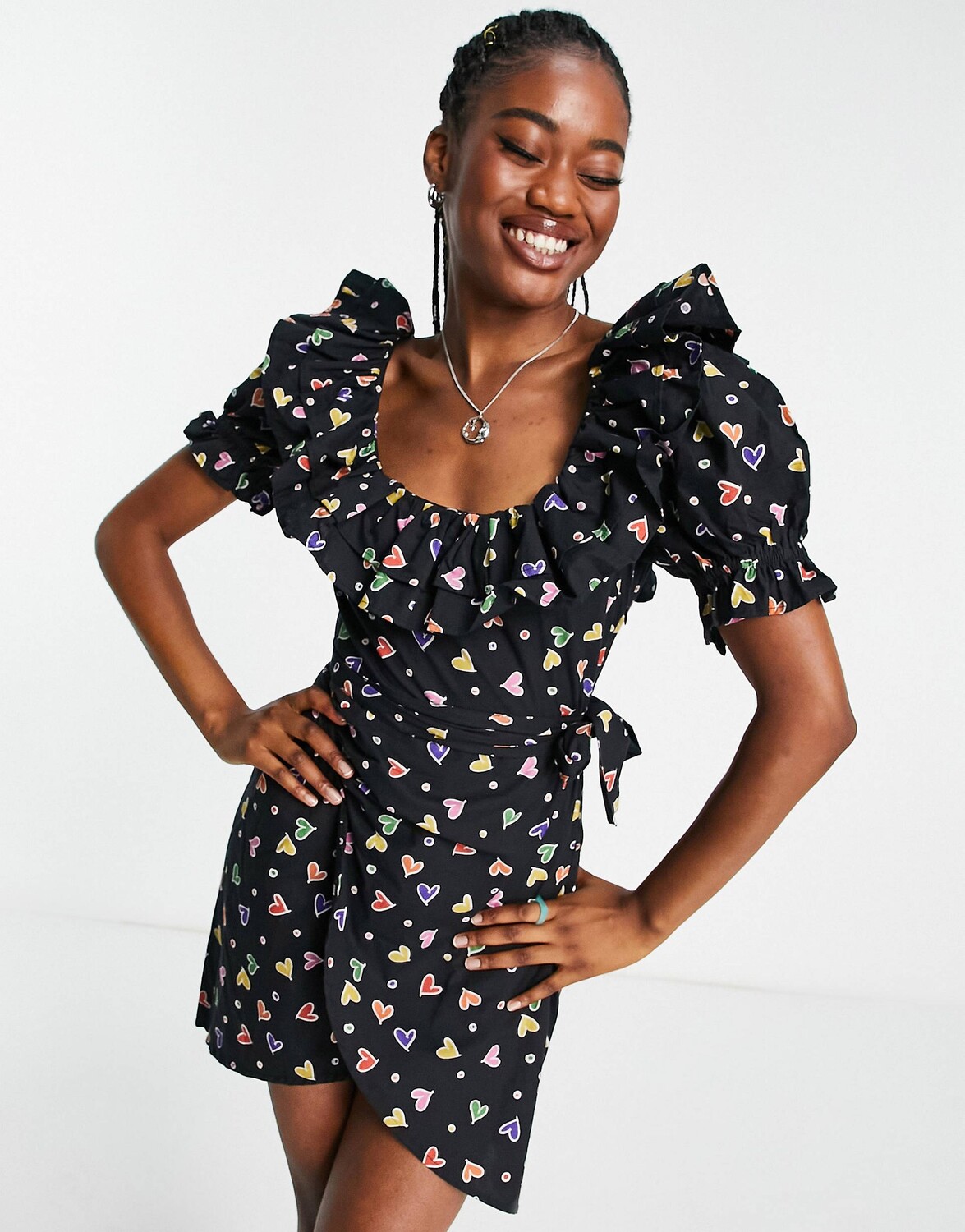 Хлопковое мини-платье с запахом и рюшами ASOS DESIGN с цветным принтом в виде сердечек
Хлопковое мини-платье с запахом и рюшами ASOS DESIGN с цветным принтом в виде сердечек