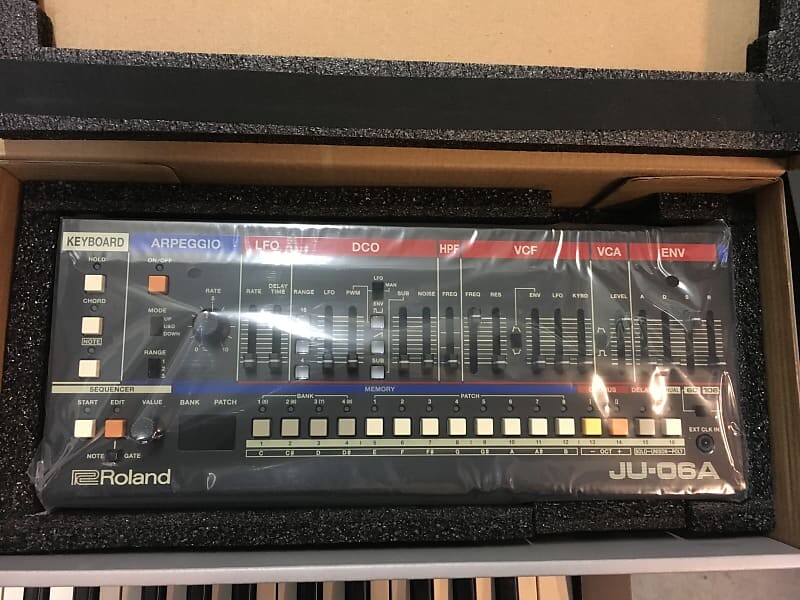 Синтезаторный модуль JUNO 60 Roland Boutique Series JU-06A в коробке //АРМЕНС// Boutique Series JU-06A Synthesizer Module
Синтезаторный модуль JUNO 60 Roland Boutique Series JU-06A в коробке //АРМЕНС// Boutique Series JU-06A Synthesizer Module