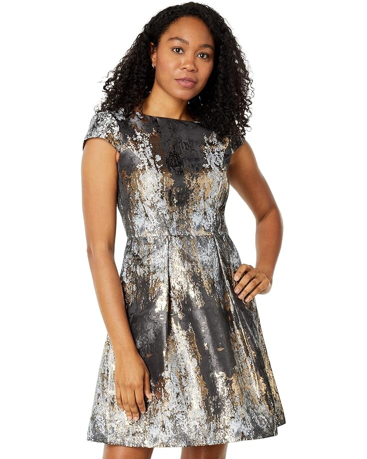 Платье Vince Camuto Jacquard Cap Sleeve Bateau Neck Fit-and-Flare with V-Back, серый
Платье Vince Camuto Jacquard Cap Sleeve Bateau Neck Fit-and-Flare with V-Back, серый