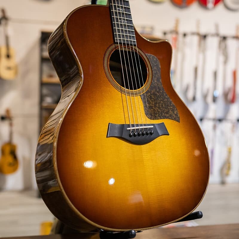 Taylor 714ce V-Class Grand Auditorium — верхняя часть WSB — жесткий кейс Deluxe
Taylor 714ce V-Class Grand Auditorium — верхняя часть WSB — жесткий кейс Deluxe