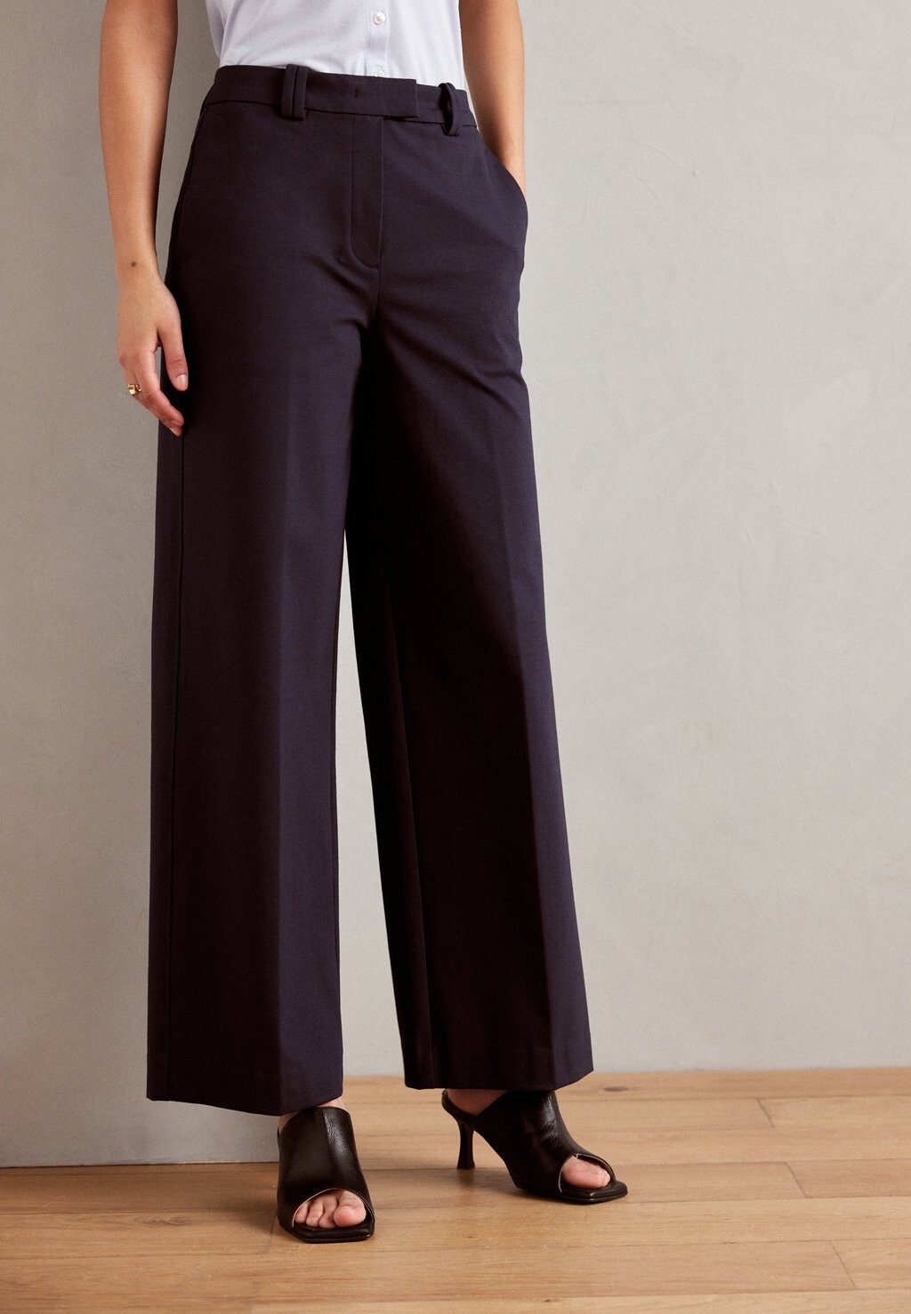 Брюки PANTS WIDE LEG HIGH RISE FRENCH POCKETS PIPED POCKET Marc O'Polo, темно-синий
Брюки PANTS WIDE LEG HIGH RISE FRENCH POCKETS PIPED POCKET Marc O'Polo, темно-синий