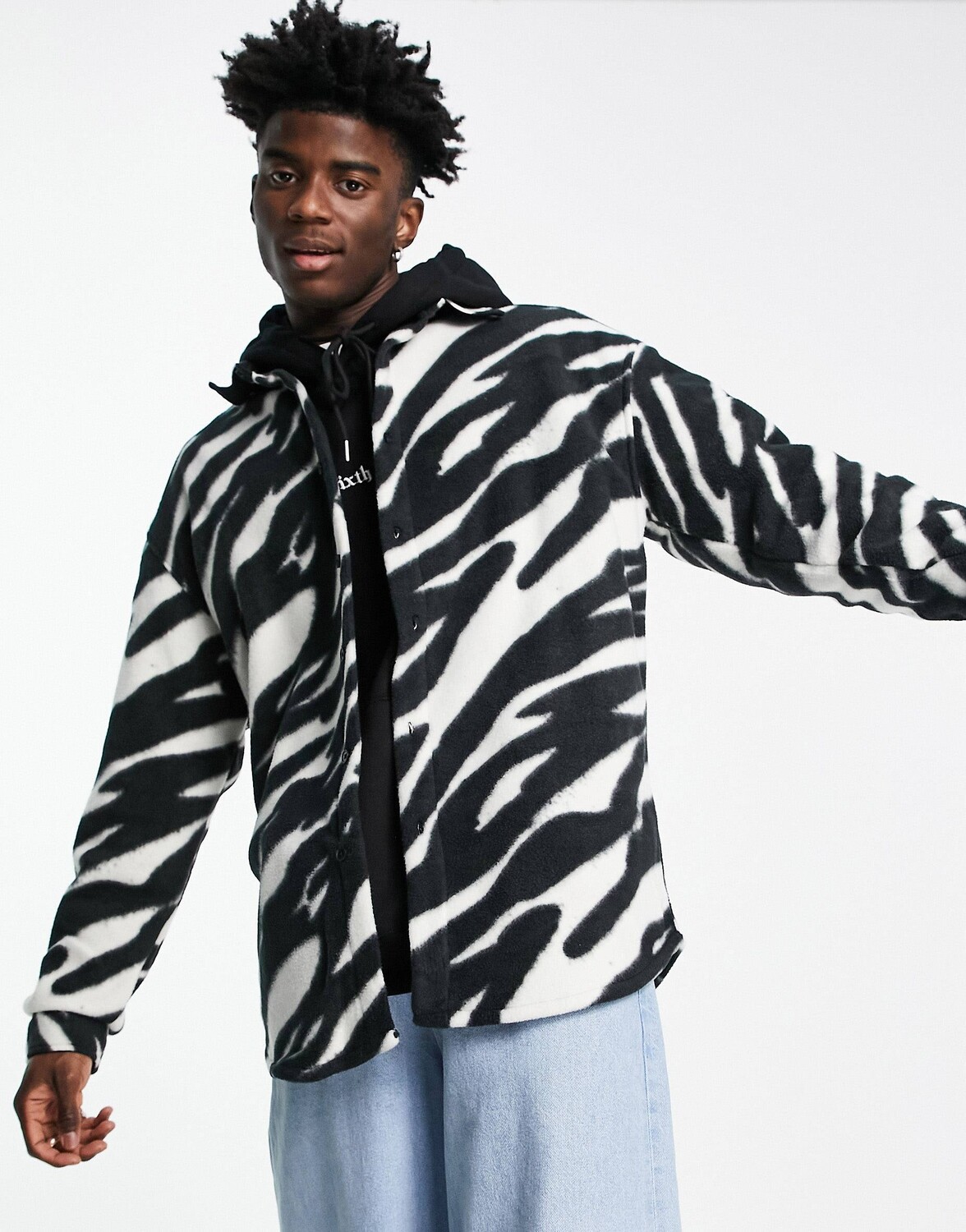 Флисовая рубашка свободного кроя в стиле 90-х ASOS DESIGN из флиса с анималистичным принтом под зебру
Флисовая рубашка свободного кроя в стиле 90-х ASOS DESIGN из флиса с анималистичным принтом под зебру