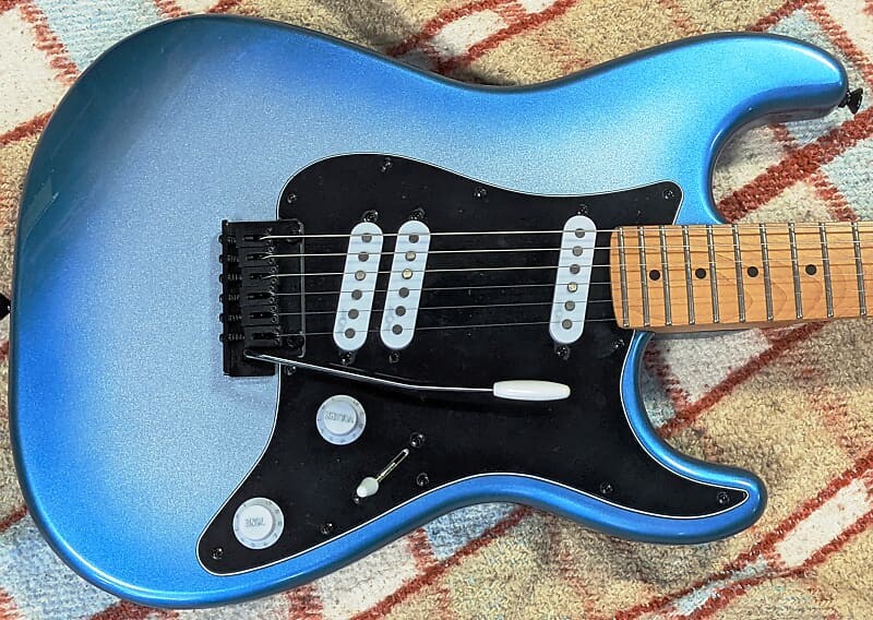 Squier Contemporary Stratocaster Special Skyburst Металлический тополь с кленовым грифом Круто!
Squier Contemporary Stratocaster Special Skyburst Металлический тополь с кленовым грифом Круто!