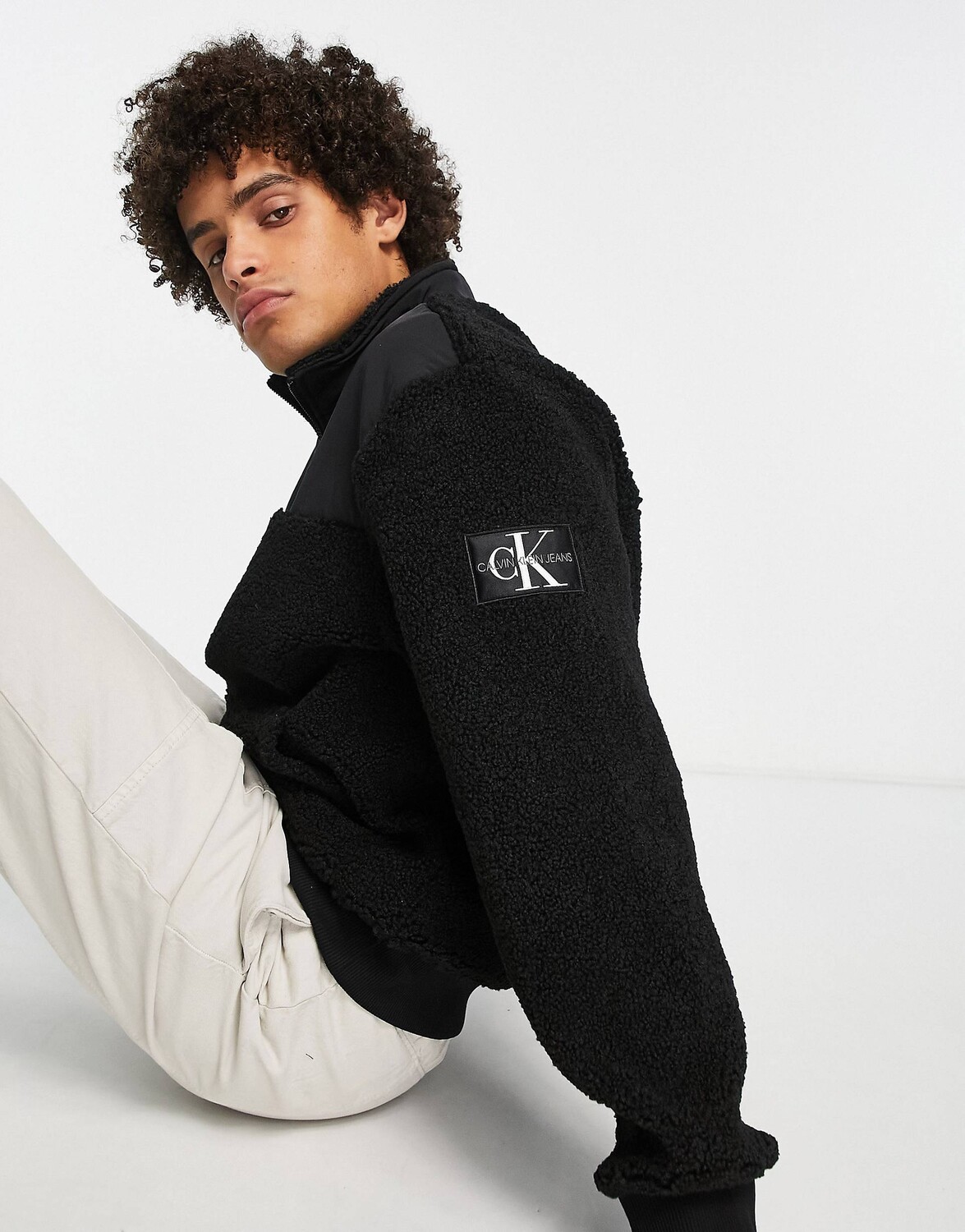 Черный свитшот с молнией до половины на молнии из шерпы и логотипом Calvin Klein Jeans
Черный свитшот с молнией до половины на молнии из шерпы и логотипом Calvin Klein Jeans