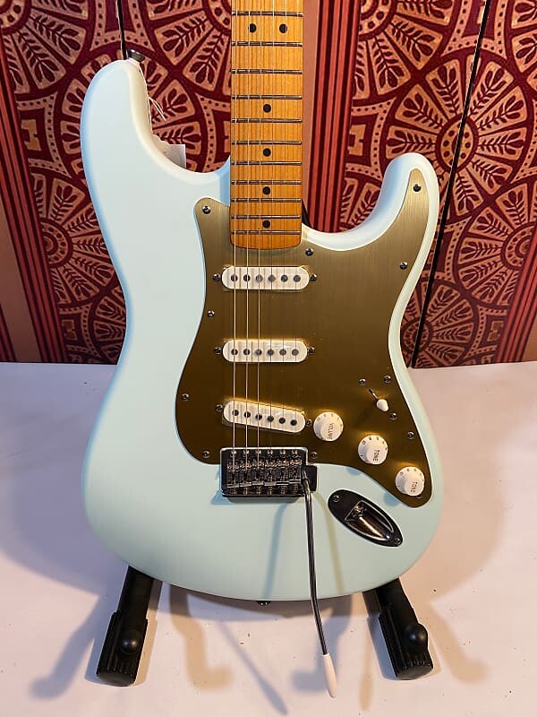 Squier 40th Anniversary Stratocaster Electric Guitar, Vintage Edition - Satin Sonic Blue с кленовой накладкой на гриф
Squier 40th Anniversary Stratocaster Electric Guitar, Vintage Edition - Satin Sonic Blue с кленовой накладкой на гриф