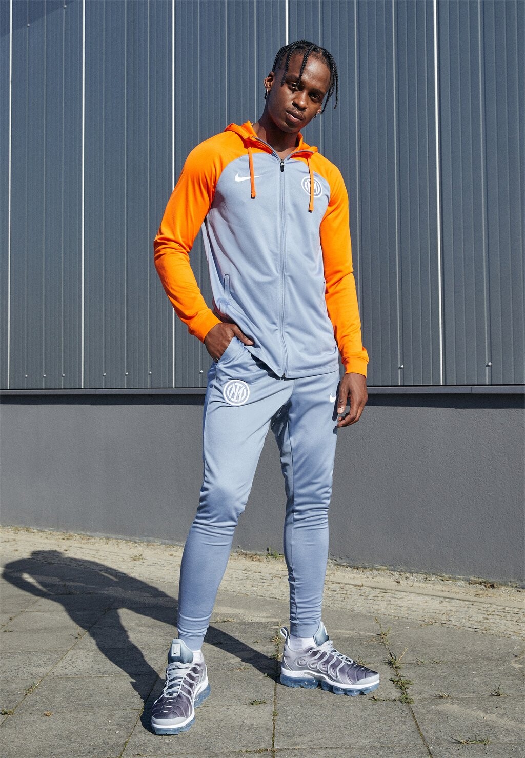 Спортивный костюм INTER MAILAND STRIKE HOODED Nike, пепельно-сланцевый/безопасный оранжевый/белый
Спортивный костюм INTER MAILAND STRIKE HOODED Nike, пепельно-сланцевый/безопасный оранжевый/белый
