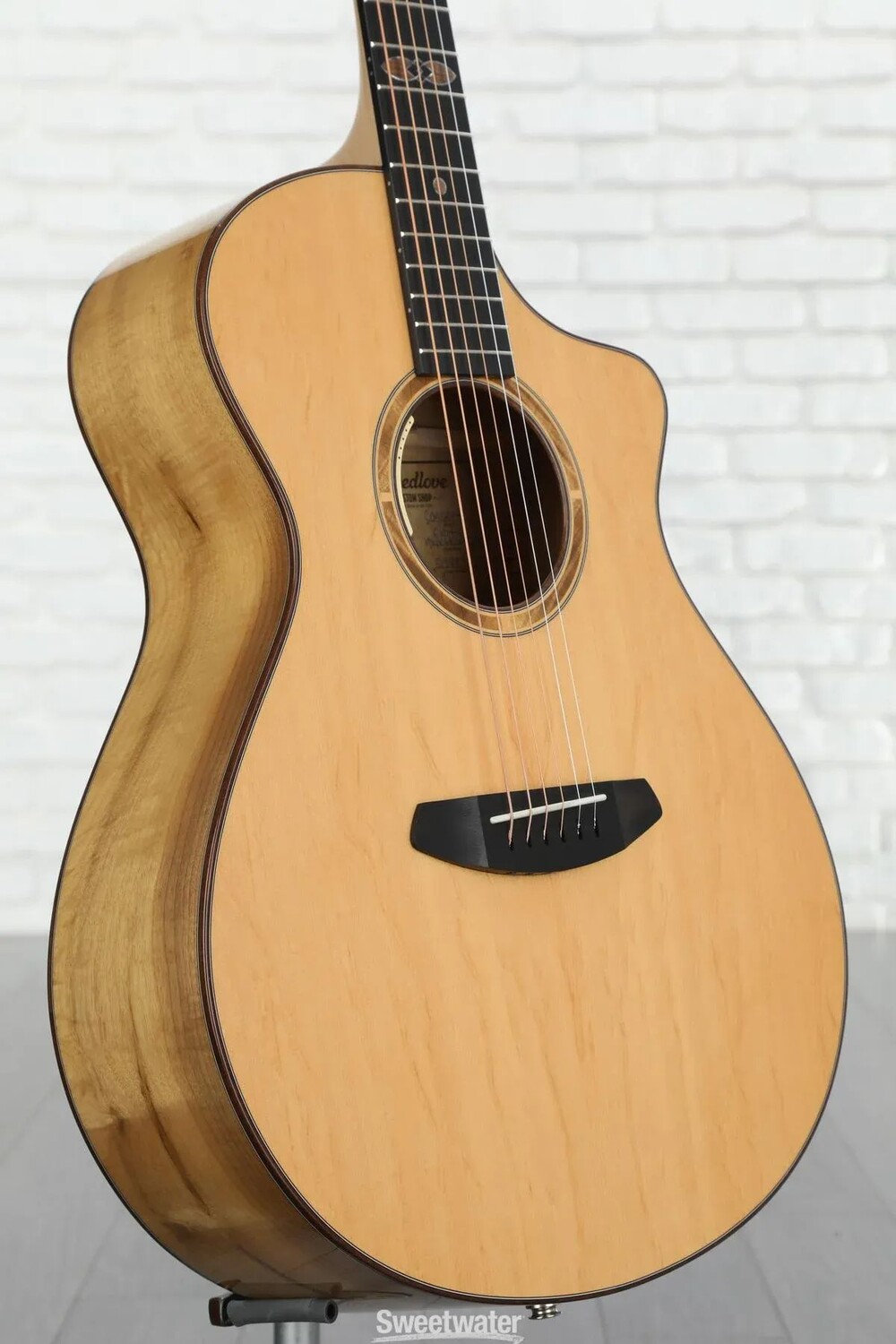 Акустико-электрическая гитара Breedlove "Tonewood Showcase" Concert CE Myrtlewood - Natural, Sweetwater Exclusive
Акустико-электрическая гитара Breedlove "Tonewood Showcase" Concert CE Myrtlewood - Natural, Sweetwater Exclusive