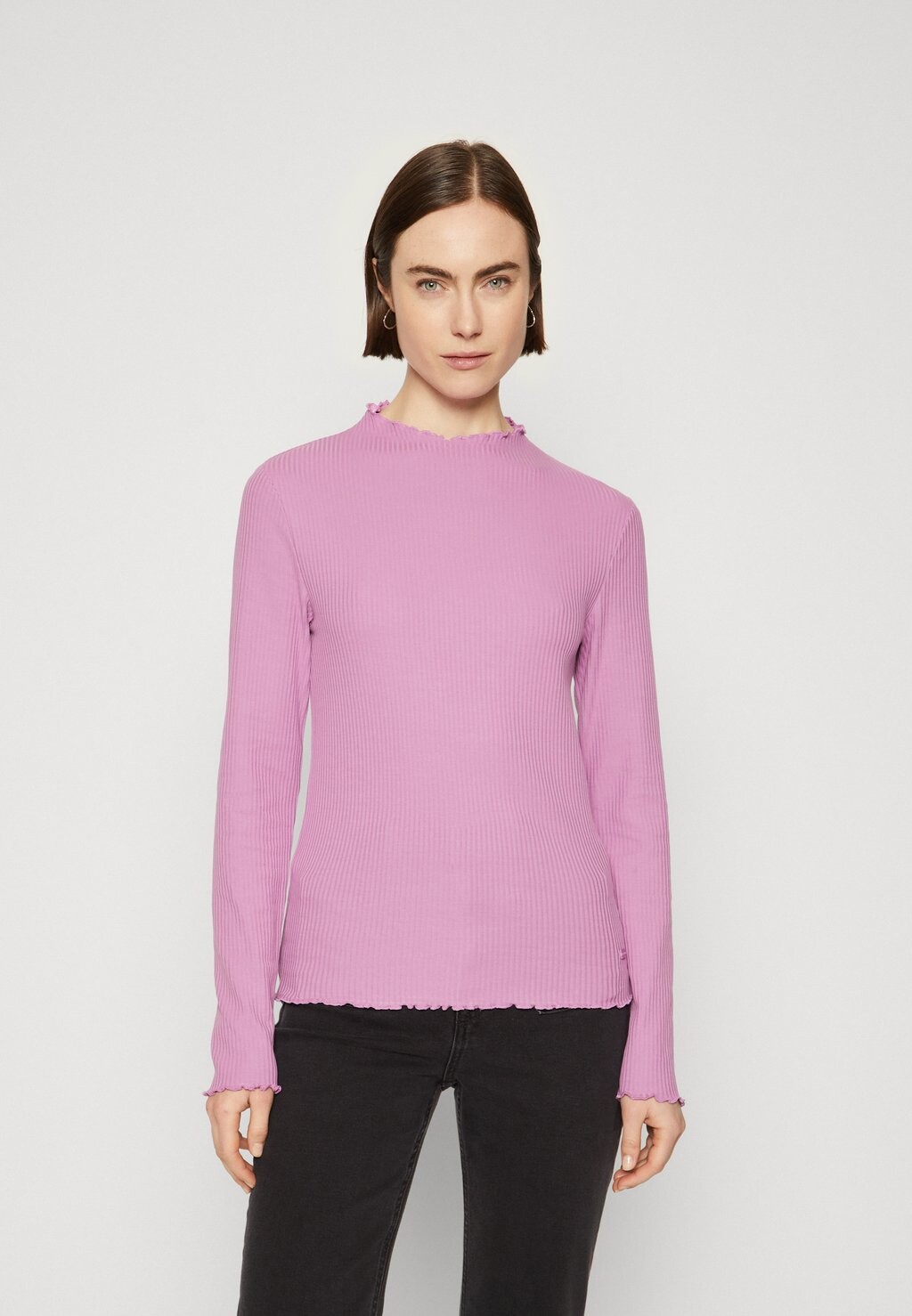 Топ с длинными рукавами LONGSLEEVE TURTLENECK RUFFLES HEM Marc O'Polo DENIM, цвет periwinkle
Топ с длинными рукавами LONGSLEEVE TURTLENECK RUFFLES HEM Marc O'Polo DENIM, цвет periwinkle
