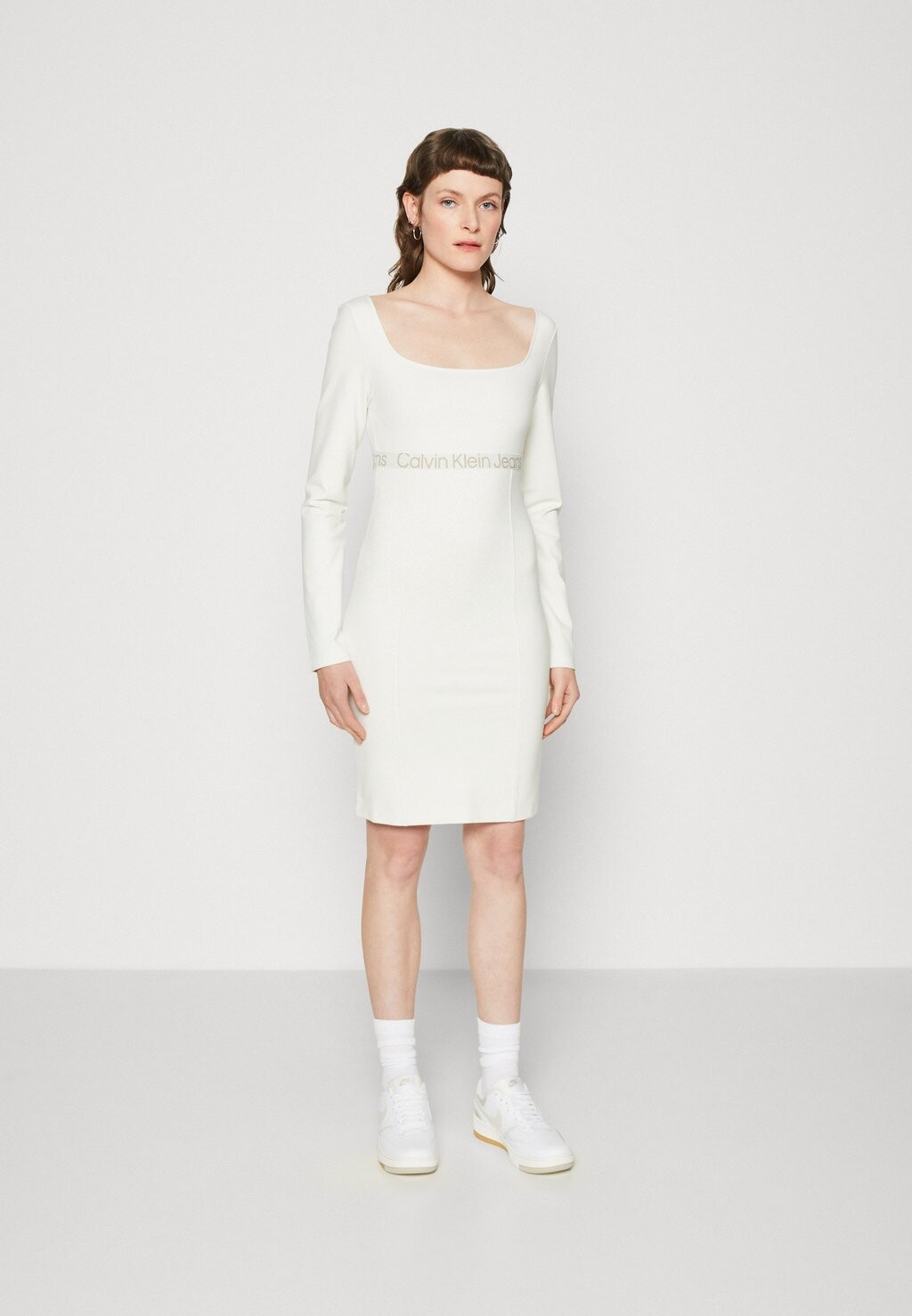 Платье-футляр LOGO ELASTIC MILANO DRESS Calvin Klein Jeans, слоновая кость/серо-коричневый
Платье-футляр LOGO ELASTIC MILANO DRESS Calvin Klein Jeans, слоновая кость/серо-коричневый
