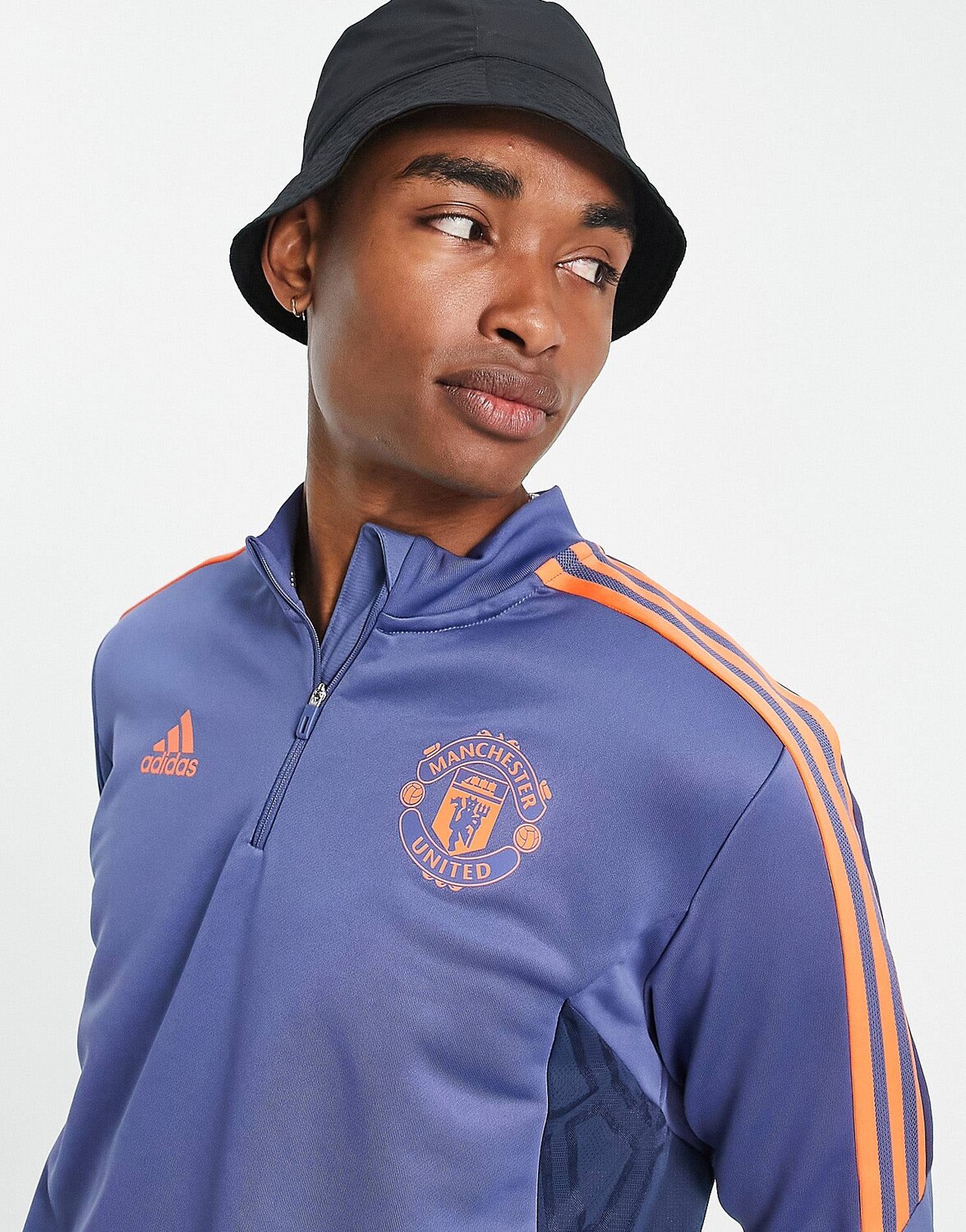 Темно-синий спортивный топ на молнии 1/4 adidas Football Manchester United FC 2022/23 Player Training
Темно-синий спортивный топ на молнии 1/4 adidas Football Manchester United FC 2022/23 Player Training