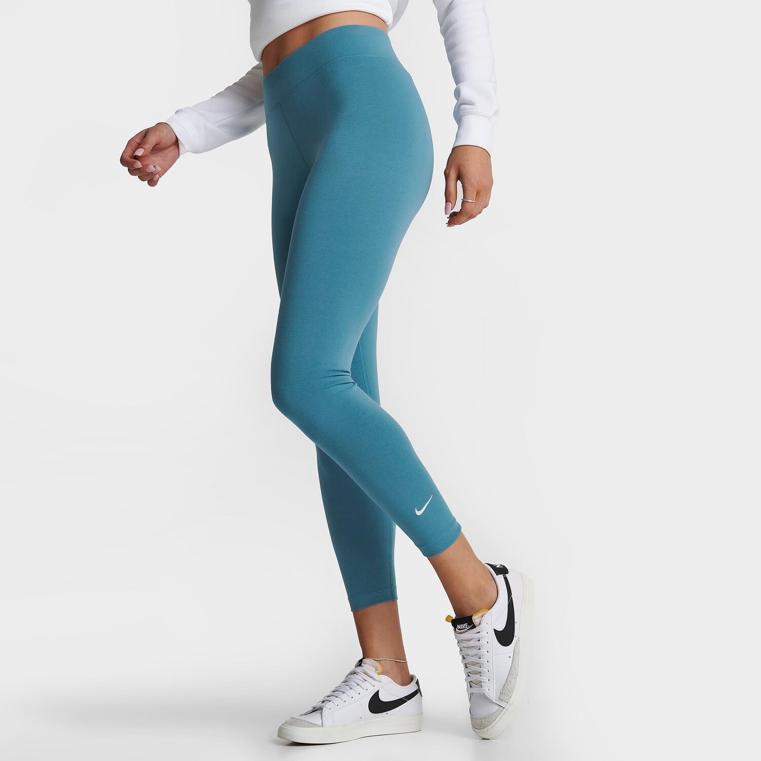 Женские укороченные леггинсы со средней посадкой Nike Sportswear Essential, синий
Женские укороченные леггинсы со средней посадкой Nike Sportswear Essential, синий