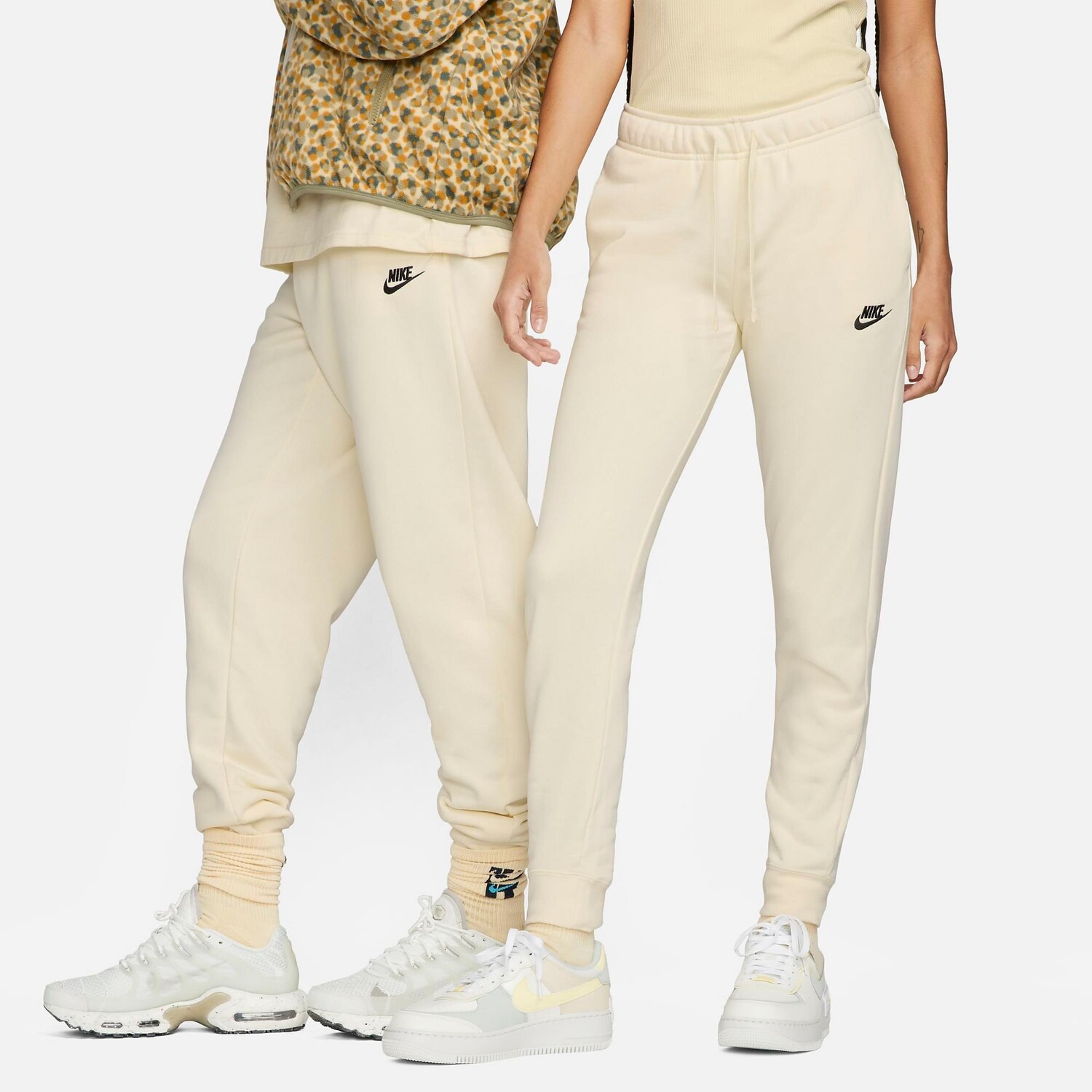 Женские флисовые брюки-джоггеры со средней посадкой Nike Sportswear Club, бежевый
Женские флисовые брюки-джоггеры со средней посадкой Nike Sportswear Club, бежевый